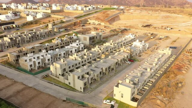 Construcci&oacute;n de viviendas edificios casas complejo habitacional en Zapopan Jalisco M&eacute;xico con &aacute;reas verdes