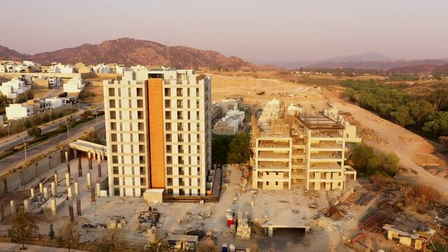 Construcci&oacute;n de viviendas edificios casas complejo habitacional en Zapopan Jalisco M&eacute;xico con &aacute;reas verdes