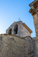 Vue sur l'église de Saint-Jean-de-Cuculles (Occitanie, France)
