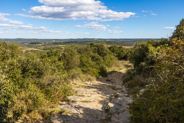 Chemin de randonnée du Bois de Lèque près du village des Matelles (Occitanie, France)