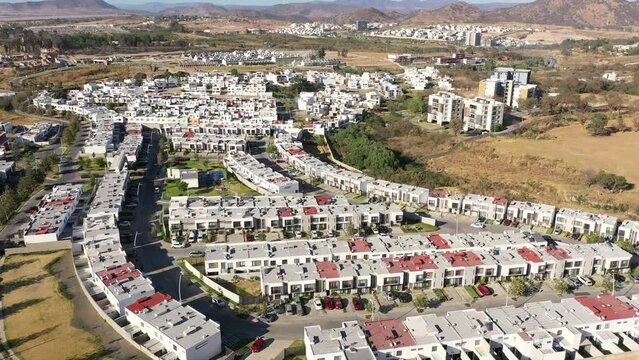 Casas viviendas fraccionamiento juntas dentro de coto complejo habitacional en M&eacute;xico