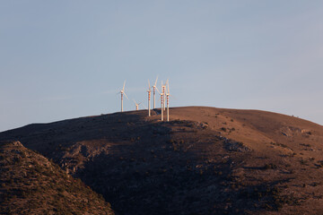 collina con turbine eoliche per l'energia pulita rinnovabile