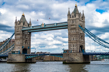 London Tower Bridge offen - Themse