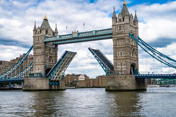 London Tower Bridge offen - Themse - obrazy, fototapety, plakaty