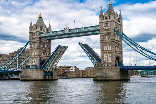 London Tower Bridge offen - Themse