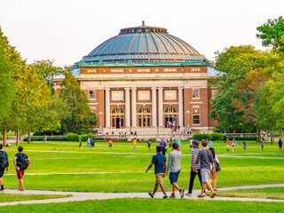 College students walk on the quad lawn of the University of Illinois campus in Urbana, Illinois - obrazy, fototapety, plakaty