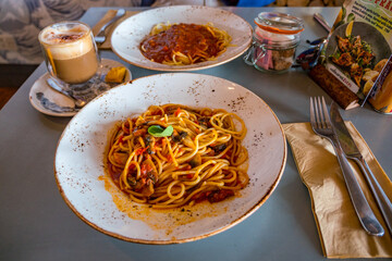 Nudeln mit Tomatensosse - Penne Arabiata