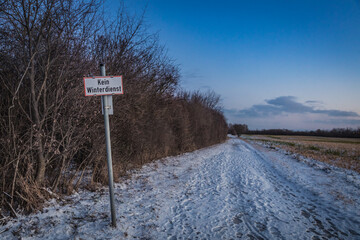 Warnschild im Winter - kein Winterdienst