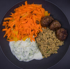 Fleischbällchen mit Quinoa und geraspelten Karotten und Gurkenjoghurt