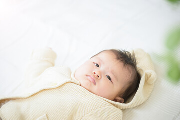 ママや両親を見つめる赤ちゃん