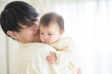 A father and a baby with a handsome man who could be used as an image of love.　