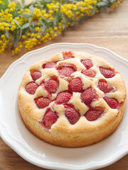 焼きたての苺のケーキとミモザの花