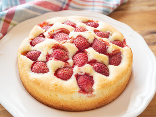 焼きたての苺ケーキ