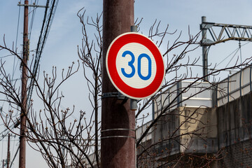 制限速度を示す街中の交通標識