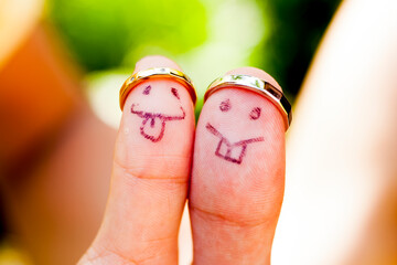 ウエディングフォトの砂浜をバックに手で幸せを表現した写真