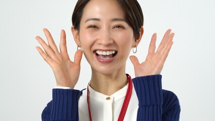 笑顔で驚く日本人女性