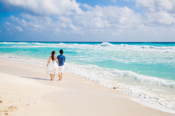 タイトル　ウエディングフォトのアイディアのあるカップルの写真