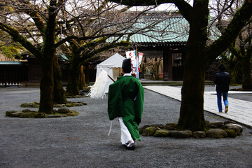 三島大社の境内を歩く神主さん