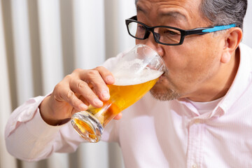 ビールを飲むシニアの男性