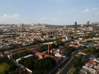 Obraz premium hermosa vista aerea de dron de el centro de queretaro mexico, drone clouds, city, colonial city, green grass, football filed