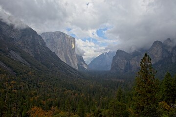 Obraz premium Cloudy Yosemite