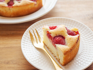 カットしたいちごのケーキ