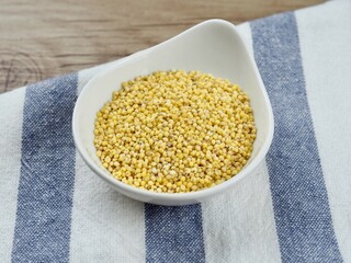 유기농 노란색 곡물 조, 음식