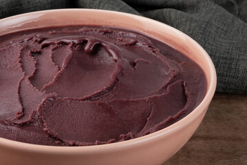 Frozen açaí in a pink bowl.