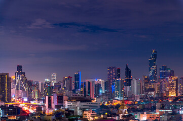 Obraz premium cityscape of Bangkok city skyline with sunset sky background, Bangkok city is modern metropolis of Thailand and favorite of tourists