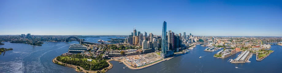 Fototapete Sydney Harbour Bridge Panoramische, breite Luftdrohnenansicht von Sydney City, die sich von Nord-Sydney bis Pyrmont erstreckt und die Sydney Harbour Bridge und den Hafen von Sydney an einem sonnigen Tag zeigt