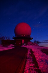 Fototapeta na wymiar Radom Sternwarte auf der Wasserkuppe im Winter mit Nachthimmel