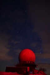 Radom Sternwarte auf der Wasserkuppe im Winter mit Nachthimmel