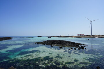 Fototapeta premium clear bluish sea and kayak