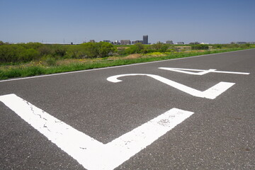 春のサイクリング道路のある海から24キロメートル地点の江戸川土手風景