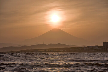 Fototapeta na wymiar 富士山の真上から沈む太陽