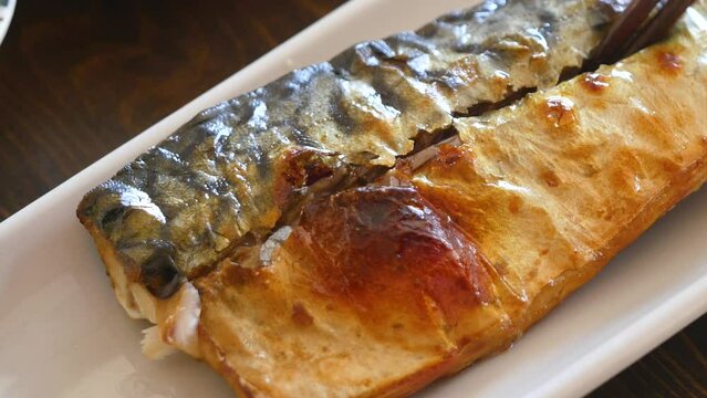 こんがりパリパリにグリルした焼き鯖の動画。健康的な朝食のおかず。	