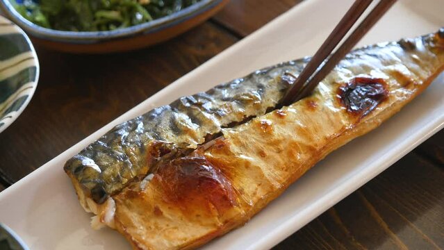 こんがりパリパリにグリルした焼き鯖の動画。健康的な朝食のおかず。	
