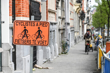 Belgique Bruxelles travaux chantier velo pieton securite signalisation bilingue