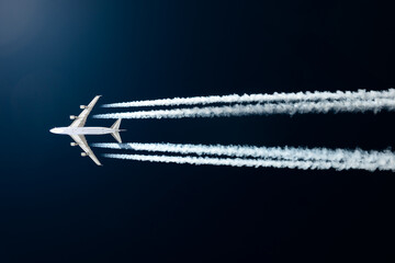 Airliner mit Kondensstreifen vor blauem Himmel