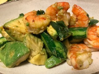 海老とアボカドとキュウリ炒め