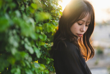 Naklejka premium 夕暮れの公園を散策する女性