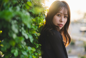 Fototapeta premium 夕暮れの公園を散策する女性