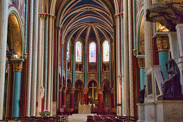 Fototapeta na wymiar interior of the cathedral in paris