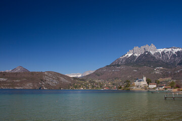 Fototapeta na wymiar Le Lac d'Annecy, Haute-Savoie, France. Le Roc de Chère et les Dents de Lanfon
