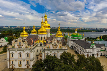 Fototapeta na wymiar Scenic view of Cathedral of the Dormition and Refectory Church in Kyiv Pechersk Lavra monastery, Kyiv, Ukraine