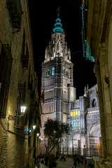 Fototapeta premium The illuminated Primate Cathedral of Saint Mary in Toledo at night, Spain