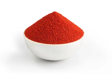 Crédence de cuisine en verre imprimé Piments forts Indian spice Red chilli powder in white ceramic bowl