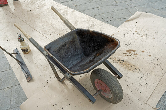 Schwarze Schubkarre auf einer Baustelle, Luzern, Schweiz