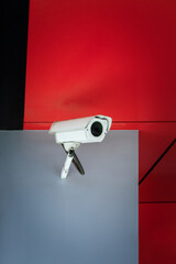 CCTV monitoring obywateli miasta zwiększając bezpieczeństwo na ulicach. - obrazy, fototapety, plakaty