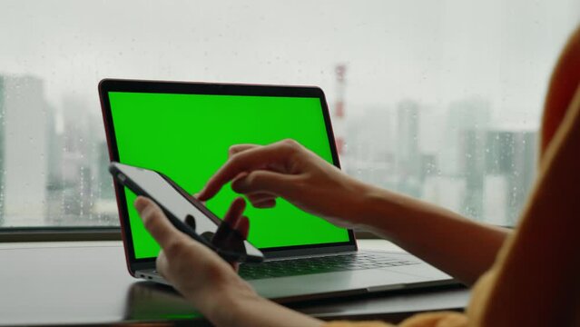 グリーン画面のパソコンとスマホを操作する女性　クロマキー合成用動画素材
